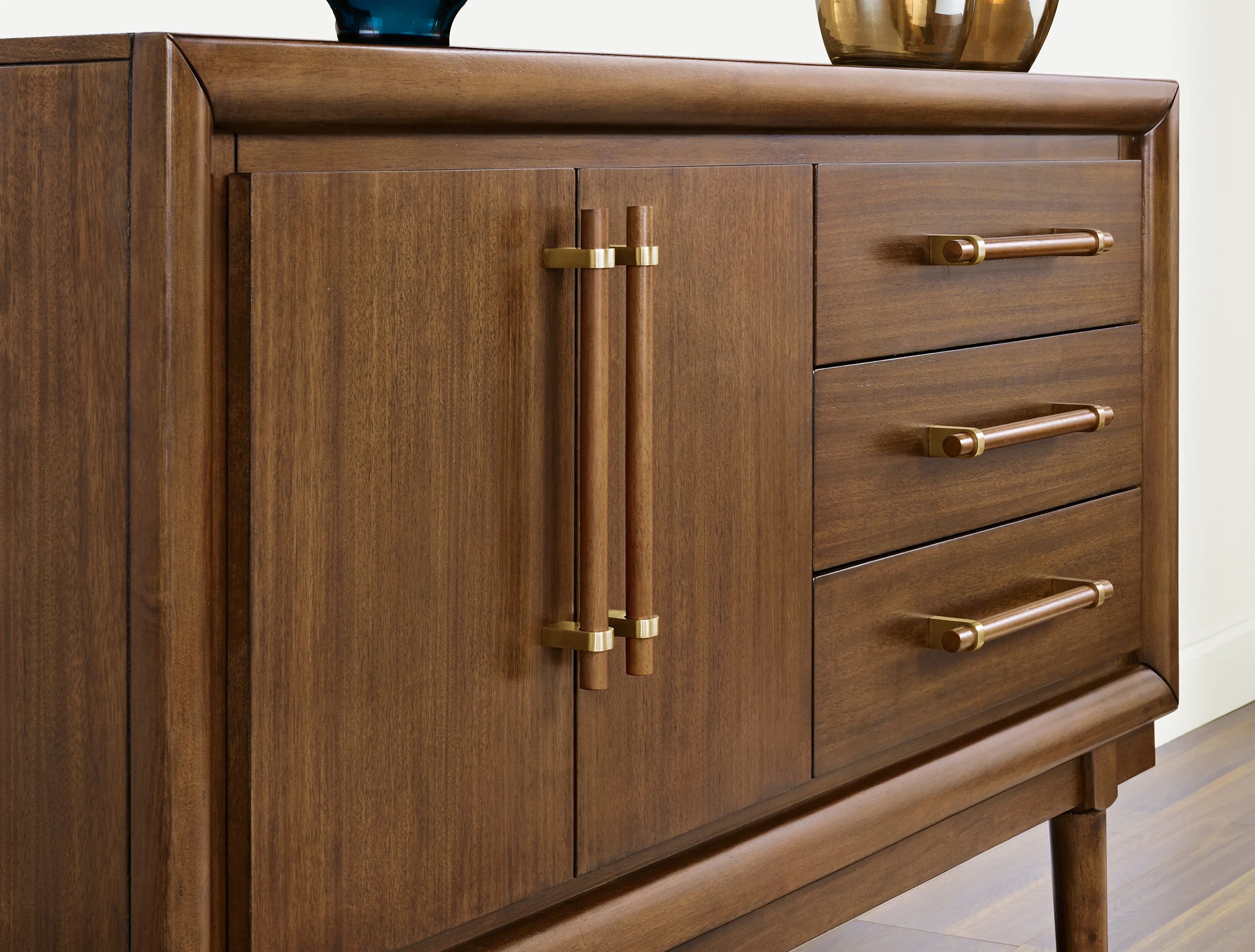 Lynn Dining Room Server