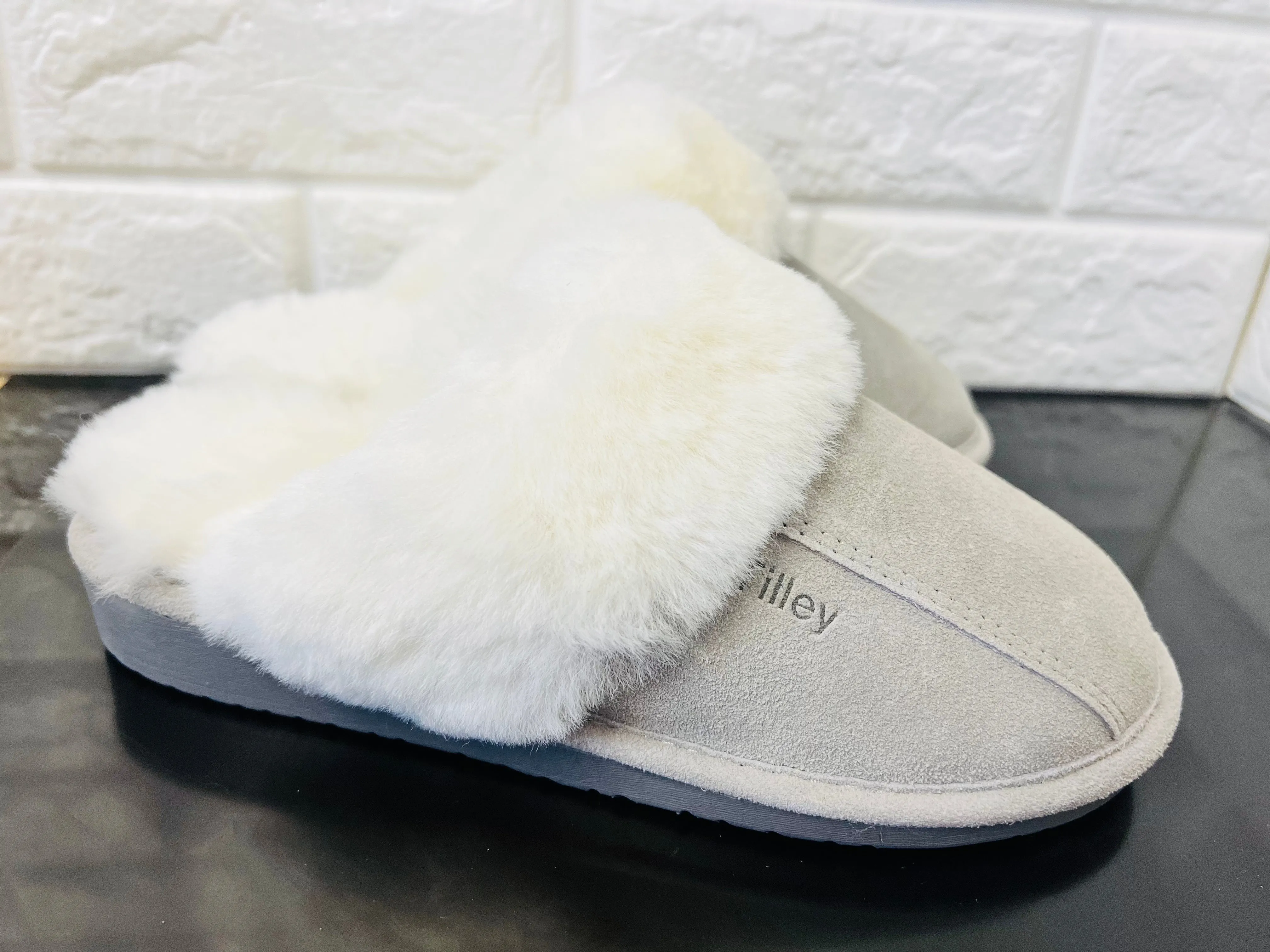New Product not even in stores or online yet! Women's Cow Suede & Shearling Slippers by Tilley Co. MSRP 130  GREY Sz 11