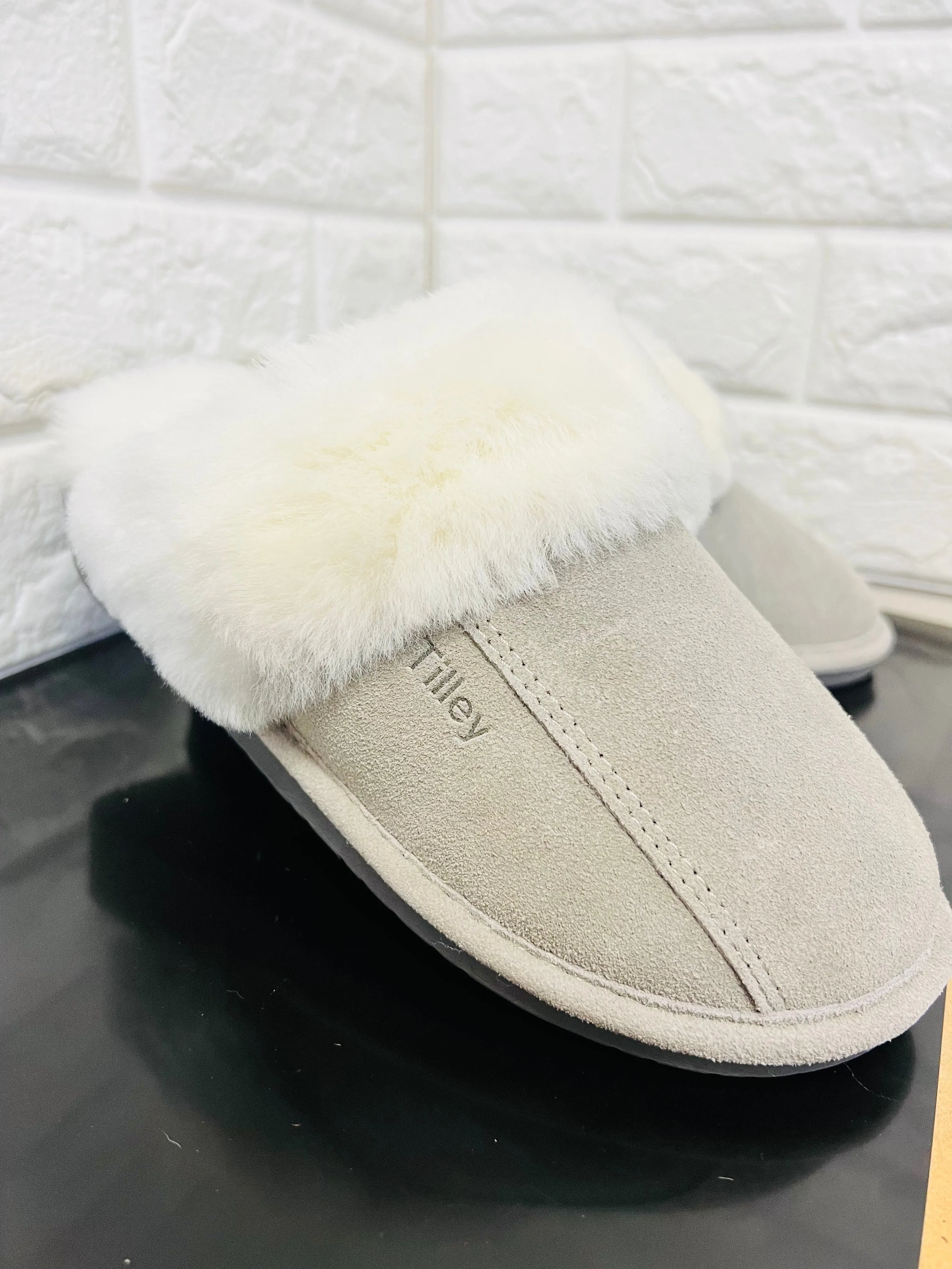 New Product not even in stores or online yet! Women's Cow Suede & Shearling Slippers by Tilley Co. MSRP 130  GREY Sz 11
