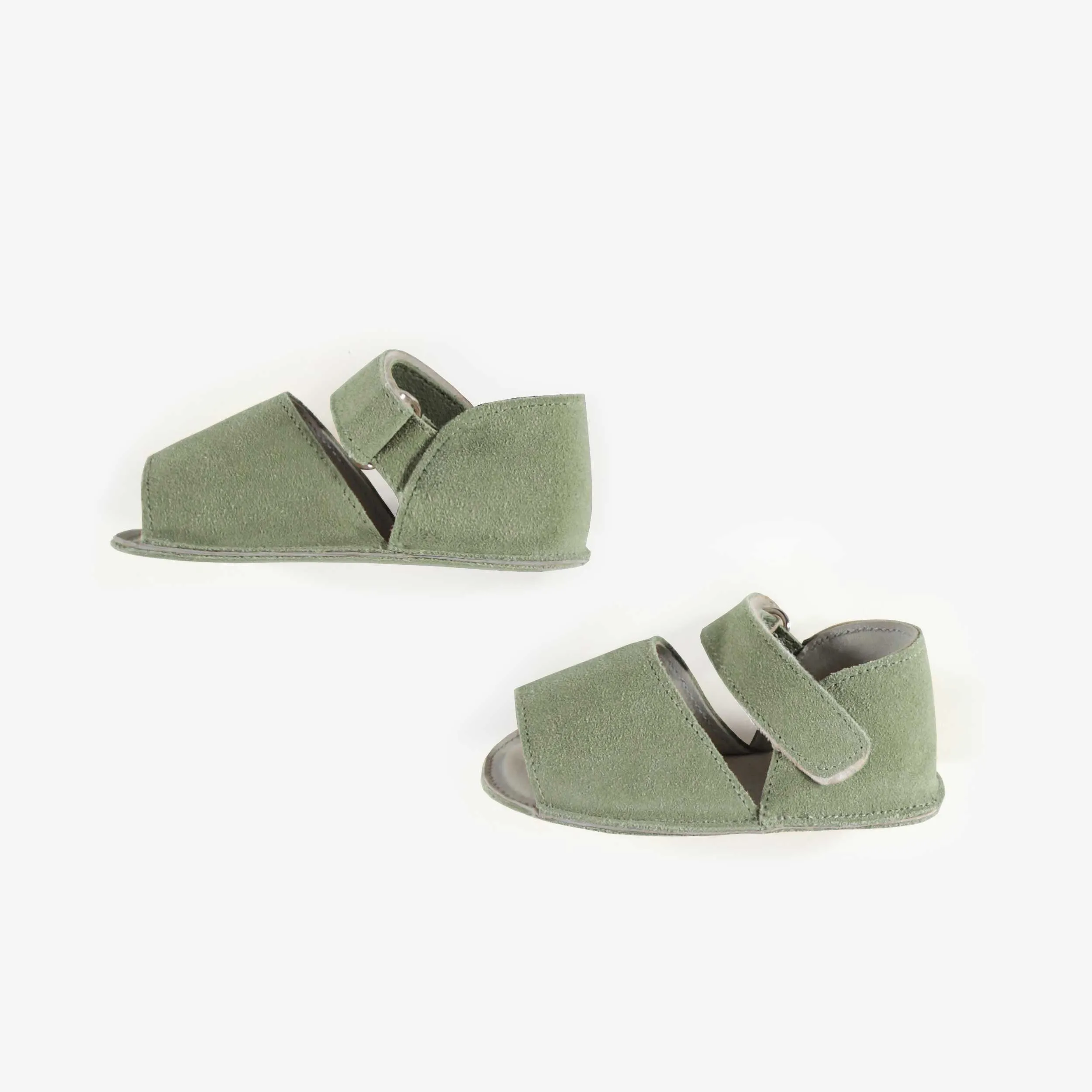 Sandales vert pâle à semelle souple en suède, naissance || Pale green sandals with soft sole in suede, newborn