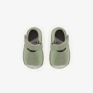 Sandales vert pâle à semelle souple en suède, naissance || Pale green sandals with soft sole in suede, newborn