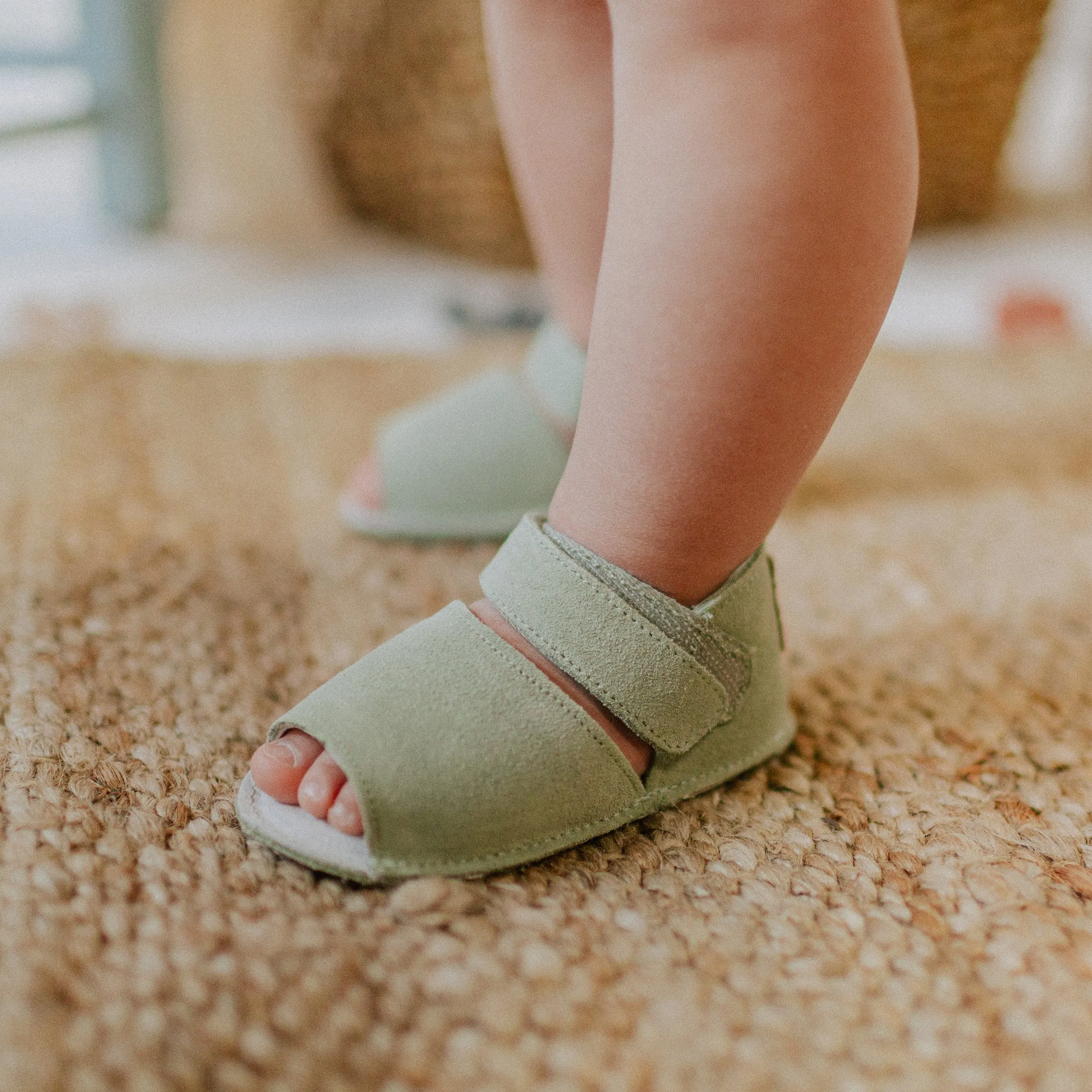 Sandales vert pâle à semelle souple en suède, naissance || Pale green sandals with soft sole in suede, newborn