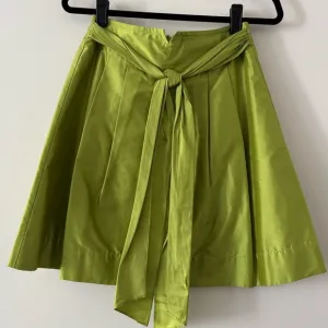 TRINA TURK ✨ silk preppy party skirt with pockets