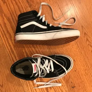 Vans Youth Hightop Sneaker, Black